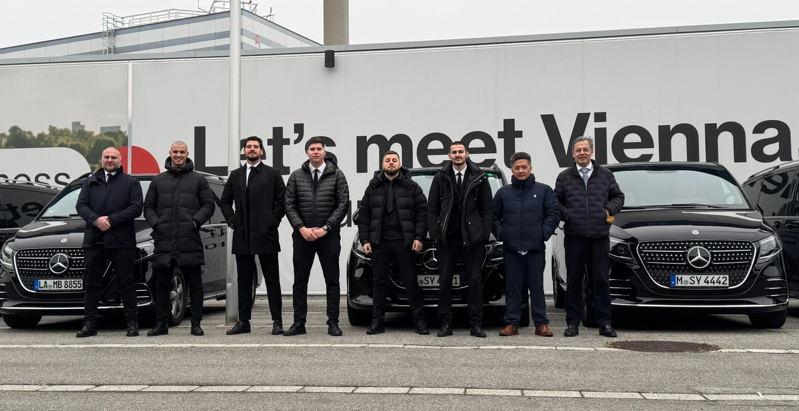 Chauffeur-Team am Flughafen Wien