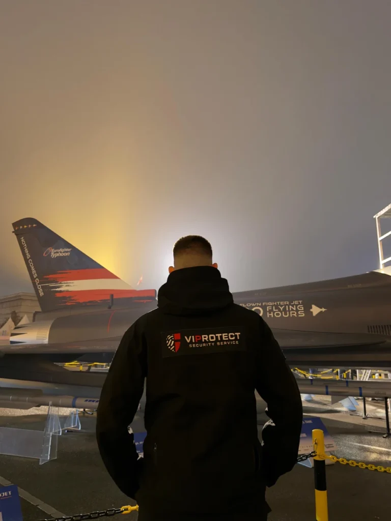 Sicherheitsdienst auf militärischer Ausstellung