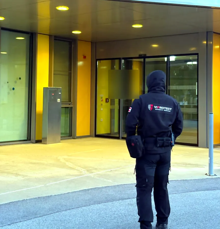 VIPROTECT Sicherheitsmitarbeiter beobachtet den Eingang eines Alten- und Pflegeheims bei Tag