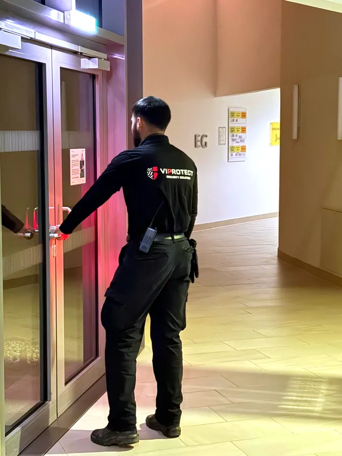 VIPROTECT Sicherheitsmitarbeiter kontrolliert nachts den Zugang in einem Alten- und Pflegeheim