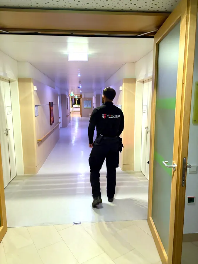 VIPROTECT Sicherheitsmitarbeiter bei einem Kontrollgang im Gebäudeflur