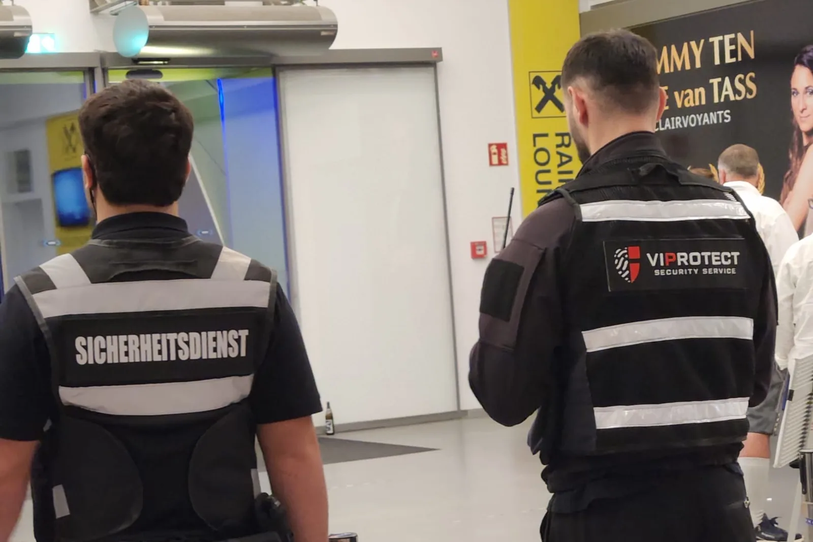 Zwei VIPROTECT-Sicherheitsmitarbeiter kontrollieren den Einlass bei einer Veranstaltung in Wien